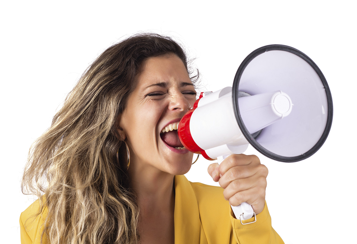 Cómo hablar en un megáfono sin dañar tu voz